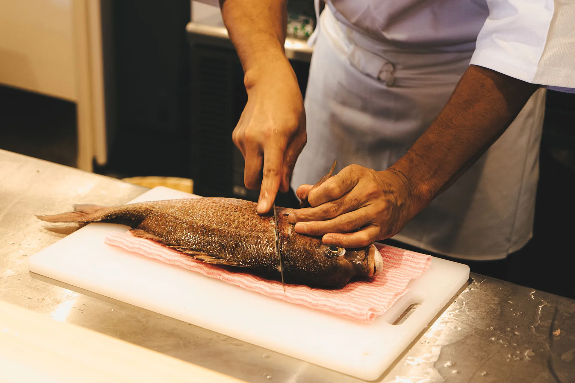 Training on the preparation of fish for sushi (Filleting → Slicing fillets)