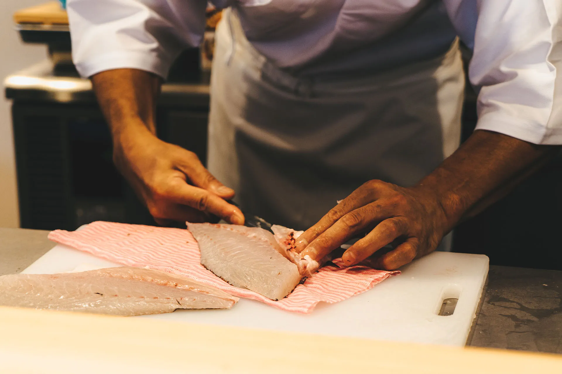 Training on the preparation of fish for sushi (Filleting → Slicing fillets)