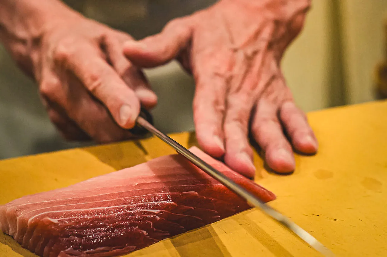 Training on the preparation of fish for sushi (Filleting → Slicing fillets)