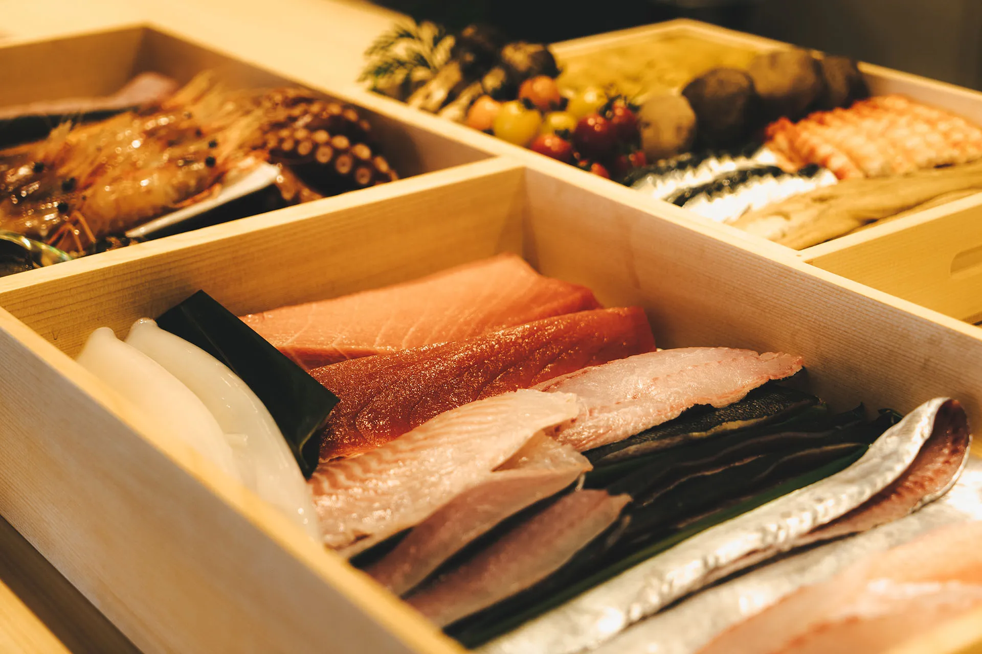 Training on the preparation of fish for sushi (Filleting → Slicing fillets)