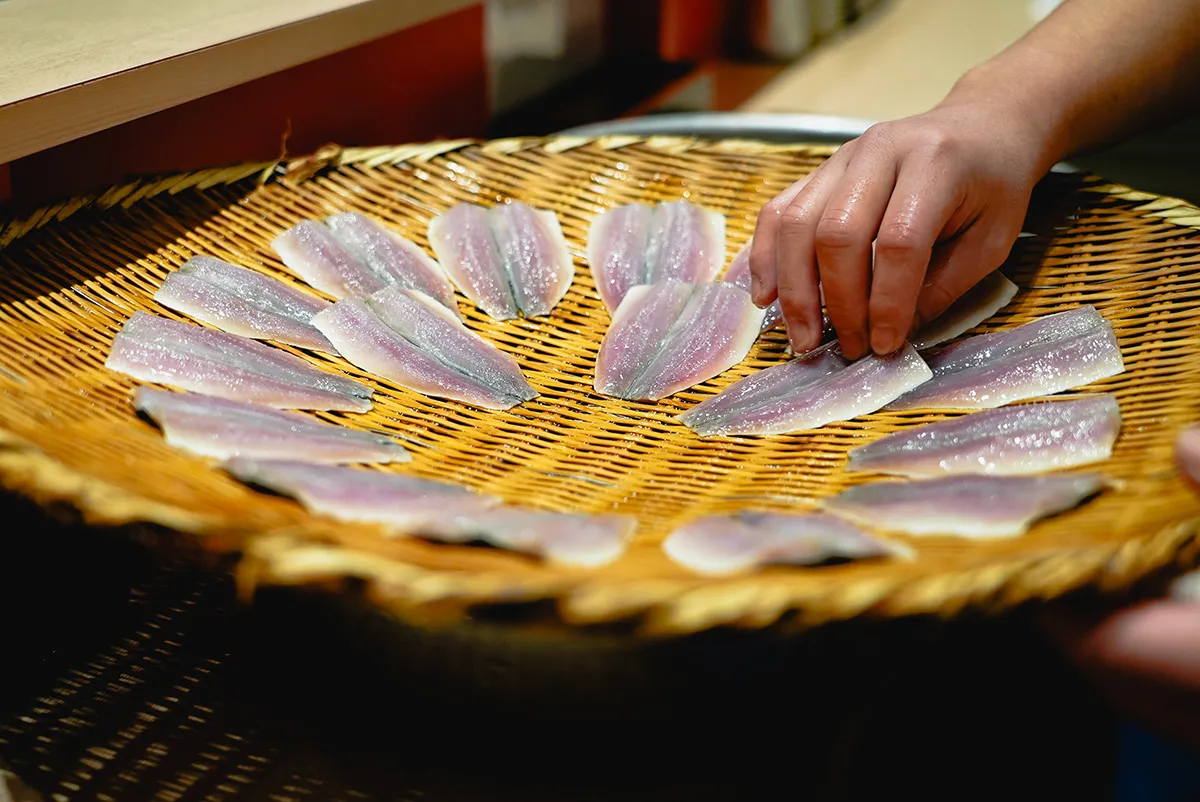 Marinating fish in vinegar